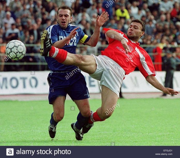 CSKA'S CHOMAKOV FIGHTS FOR THE BALL WITH LEVSKI'S MIHAILOV.