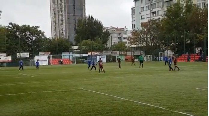 Без име