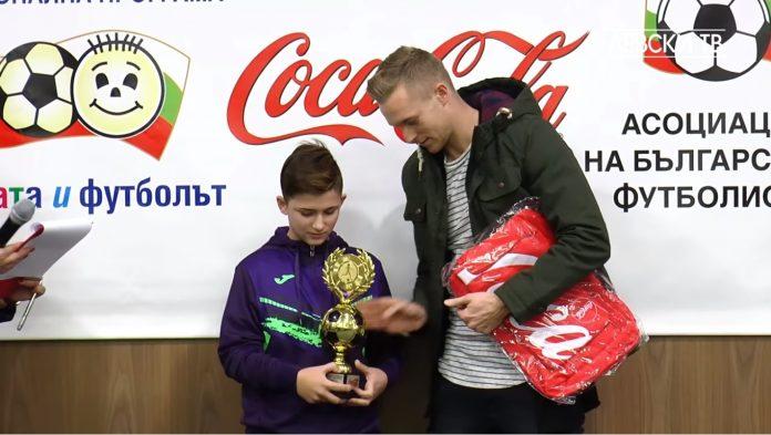 Без име