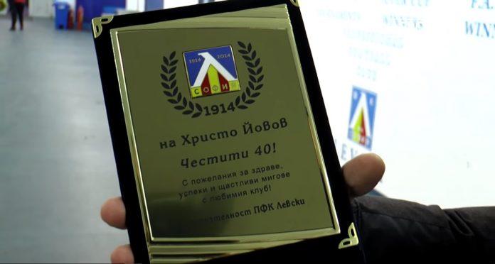 Без име