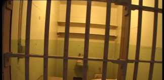 1528965865826091820 gefaengniszelle alcatraz waschbecken gitter architektur