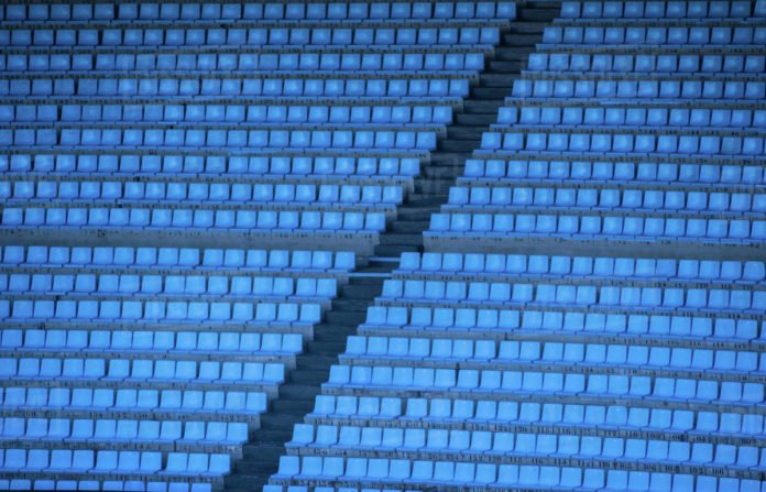 prazen stadion bez publika zakriti vrata