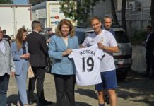 Стилиян Петров със специален подарък за президента на България yotova3